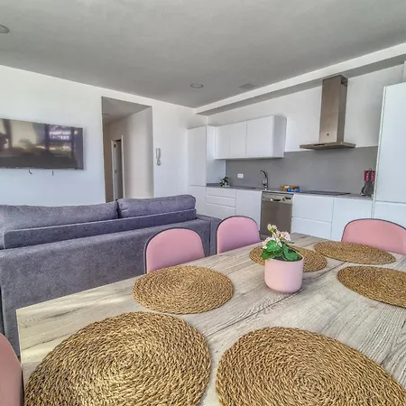 Yan Building By Canariasgetaway Daire